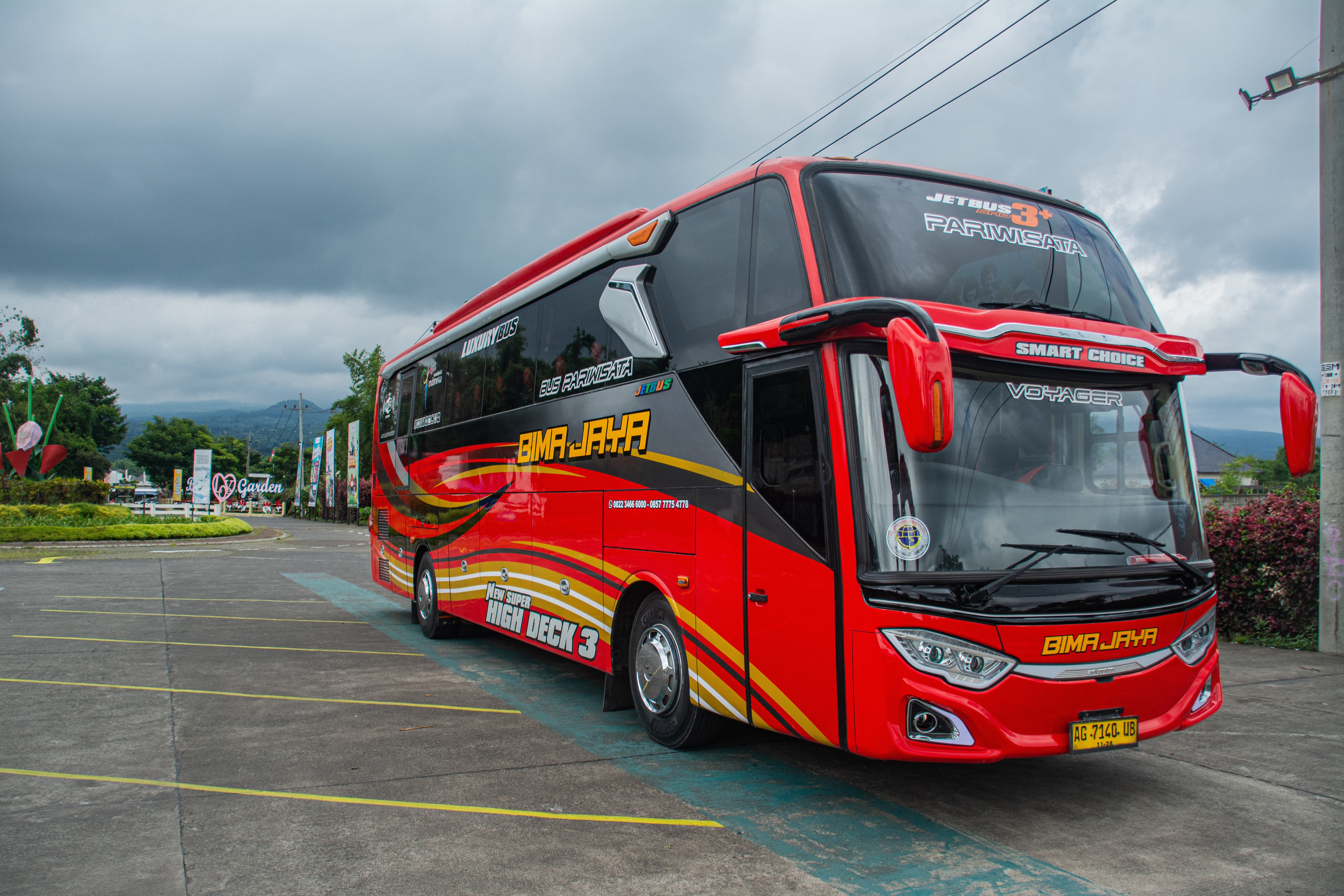 Armada bus pariwisata Bima Jaya Trans